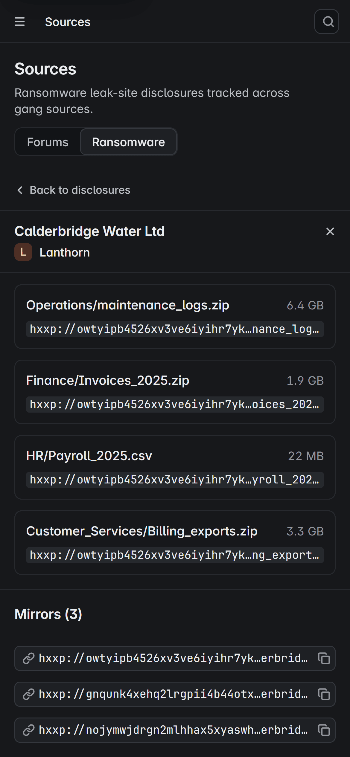 Los datos de una víctima en el producto: plazo, estado, tamaño declarado, los enlaces a archivos y espejos defangeados, y el listado de carpetas con número de archivos y tamaños.